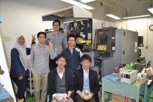 ↑研究室の実験装置（ワイヤ放電加工機）